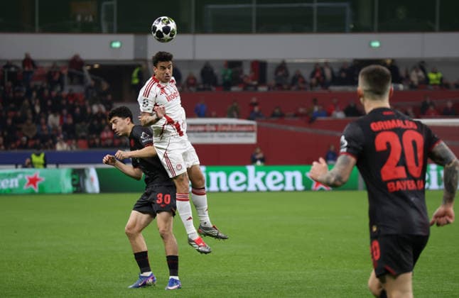 v.l. Ibrahim Maza (Bayer Leverkusen, 30), Dani Garcia (Olympiakos Piraeus 14) , im Vordergrund Alejandro Grimaldo (Bayer Leverkusen, 20) GER, Bayer 04 Leverkusen vs. Olympiakos Piraeus, Fussball, Champions League, Play-offs, Rueckspiel, Spielzeit 2025 2026, 24.02.2026 GER, Bayer 04 Leverkusen vs. Olympiakos Piraeus, Fussball, Champions League, Play-offs, Rueckspiel, Spielzeit 2025 2026, 24.02.2026 Leverkusen Copyright: xEibner-Pressefotox xThomasxStoecx EP_TSR