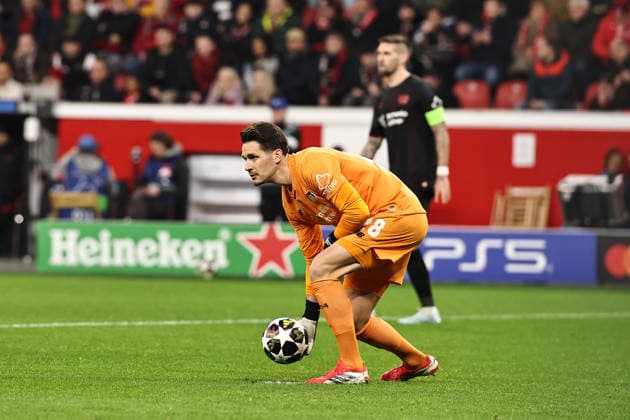 GER, Champions League, Bayer Leverkusen vs Olympiakos Piräus 24.02.2026, BayArena, Leverkusen, GER, Champions League, Bayer Leverkusen vs Olympiakos Piräus im Bild Janis Blaswich (Bayer 04 Leverkusen, 28, orange) beim Abwurf mit Ball