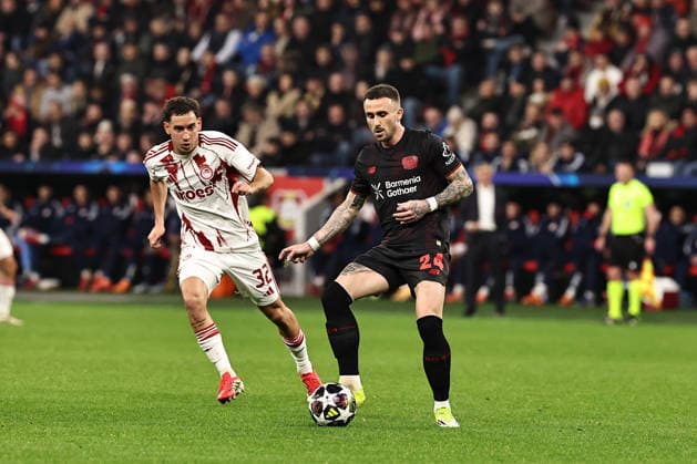 GER, Champions League, Bayer Leverkusen vs Olympiakos Piräus 24.02.2026, BayArena, Leverkusen, GER, Champions League, Bayer Leverkusen vs Olympiakos Piräus im Bild Aleix Garcia (Bayer 04 Leverkusen, 24, rot) vor Santiago Hetze (Olympiakos Piräus, 32, weiß) am Ball Zweikampf