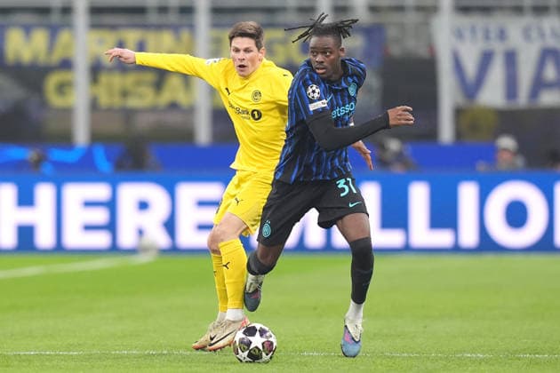 Inter Milan s Yann Bisseck fight for the ball with GGlimt™s Sondre Brunstad Fet during the Uefa Champions League soccer match between Inter and Bodo Glimt at the San Siro Stadium in Milan , north Italy - Tuesday , February 24 , 2026. - Soccer .  Copyright: xSpada LaPressex