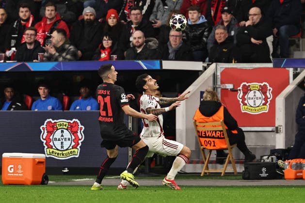 GER, Champions League, Bayer Leverkusen vs Olympiakos Piräus 24.02.2026, BayArena, Leverkusen, GER, Champions League, Bayer Leverkusen vs Olympiakos Piräus im Bild Chiquinho (Olympiakos Piräus, 22, weiß) schirmt den Ball vor Lucas Vazquez (Bayer 04 Leverkusen, 21, schwarz) ab