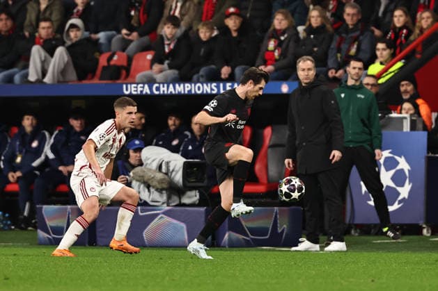 GER, Champions League, Bayer Leverkusen vs Olympiakos Piräus 24.02.2026, BayArena, Leverkusen, GER, Champions League, Bayer Leverkusen vs Olympiakos Piräus im Bild Jonas Hofmann (Bayer 04 Leverkusen, 07, schwarz) vor Christos Mouzakitis (Olympiakos Piräus, 96, weiß) am Ball, Trainer Kasper HJULMANN (Bayer 04 Leverkusen) beobachtet die Situation