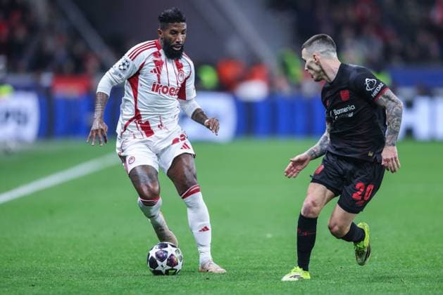 Fußball Champions League Play-off Rückspiel Bayer 04 Leverkusen - Olympiakos Piräus am 24.02.2026 in der BayArena in Leverkusen Gelson Martins ( Piräus ), links - Alejandro Grimaldo ( Leverkusen ), rechts