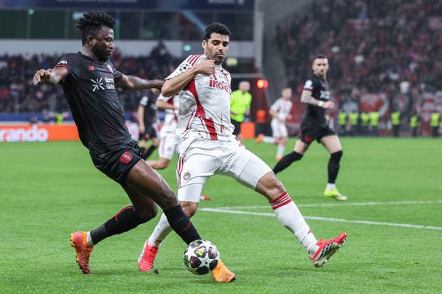 Fußball Champions League Play-off Rückspiel Bayer 04 Leverkusen - Olympiakos Piräus am 24.02.2026 in der BayArena in Leverkusen Edmond Tapsoba ( Leverkusen ), links - Mehdi Taremi ( Piräus ), rechts