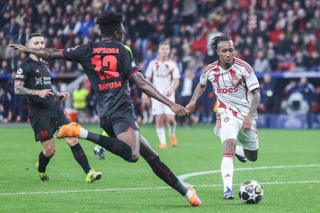 Fußball Champions League Play-off Rückspiel Bayer 04 Leverkusen - Olympiakos Piräus am 24.02.2026 in der BayArena in Leverkusen Edmond Tapsoba ( Leverkusen ), links - Gelson Martins ( Piräus ), rechts