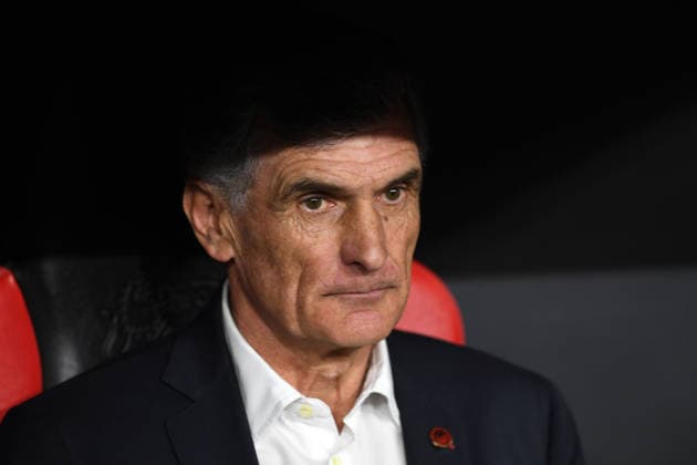 Trainer Jose Luis Mendilibar (Olympiakos FC) schaut waehrend des Spiels der UEFA Champions League 2025 26, Play-offs, Rückspiel zwischen Bayer 04 Leverkusen und Olympiakos Piräus, BayArena am 24. February 2026 in Leverkusen, Deutschland. (Foto von Ralf Treese DeFodi Images) +++ Trainer Jose Luis Mendilibar (Olympiakos FC) looks on during the UEFA Champions League 2025 26 League Knockout Play-off Second Leg match between Bayer 04 Leverkusen and Olympiacos FC at BayArena on February 24, 2026 in Leverkusen, Germany. (Photo by Ralf Treese DeFodi Images) -