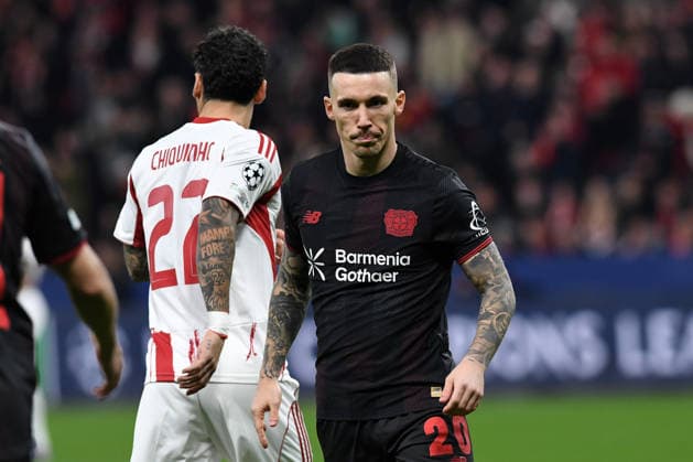 Alejandro Grimaldo (Bayer 04 Leverkusen) schaut waehrend des Spiels der UEFA Champions League 2025 26, Play-offs, Rückspiel zwischen Bayer 04 Leverkusen und Olympiakos Piräus, BayArena am 24. February 2026 in Leverkusen, Deutschland. (Foto von Ralf Treese DeFodi Images) +++ Alejandro Grimaldo (Bayer 04 Leverkusen) looks on during the UEFA Champions League 2025 26 League Knockout Play-off Second Leg match between Bayer 04 Leverkusen and Olympiacos FC at BayArena on February 24, 2026 in Leverkusen, Germany. (Photo by Ralf Treese DeFodi Images) -