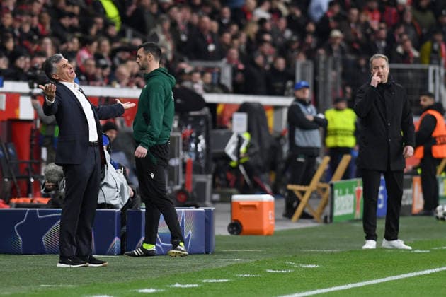 Trainer Jose Luis Mendilibar (Olympiakos FC) und Trainer Kasper Hjulmand (Bayer 04 Leverkusen) gestikuliert, gestik waehrend des Spiels der UEFA Champions League 2025 26, Play-offs, Rückspiel zwischen Bayer 04 Leverkusen und Olympiakos Piräus, BayArena am 24. February 2026 in Leverkusen, Deutschland. (Foto von Ralf Treese DeFodi Images) +++ Trainer Jose Luis Mendilibar (Olympiakos FC) und Trainer Kasper Hjulmand (Bayer 04 Leverkusen) gestures during the UEFA Champions League 2025 26 League Knockout Play-off Second Leg match between Bayer 04 Leverkusen and Olympiacos FC at BayArena on February 24, 2026 in Leverkusen, Germany. (Photo by Ralf Treese DeFodi Images) -