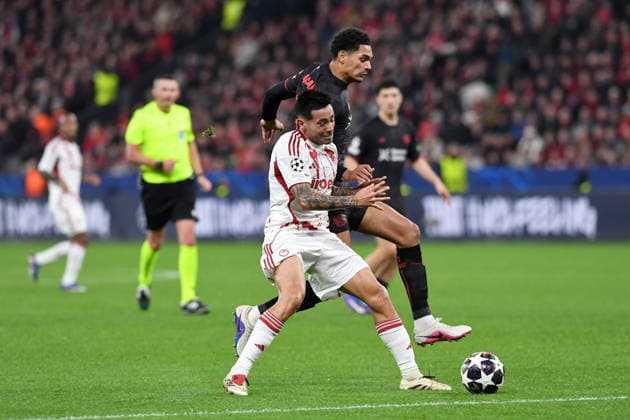 Francisco Ortega (Olympiakos FC) und Jarell Quansah (Bayer 04 Leverkusen) im Zweikampf waehrend des Spiels der UEFA Champions League 2025 26, Play-offs, Rückspiel zwischen Bayer 04 Leverkusen und Olympiakos Piräus, BayArena am 24. February 2026 in Leverkusen, Deutschland. (Foto von Ralf Treese DeFodi Images) +++ Francisco Ortega (Olympiakos FC) und Jarell Quansah (Bayer 04 Leverkusen) battle for the ball during the UEFA Champions League 2025 26 League Knockout Play-off Second Leg match between Bayer 04 Leverkusen and Olympiacos FC at BayArena on February 24, 2026 in Leverkusen, Germany. (Photo by Ralf Treese DeFodi Images) -