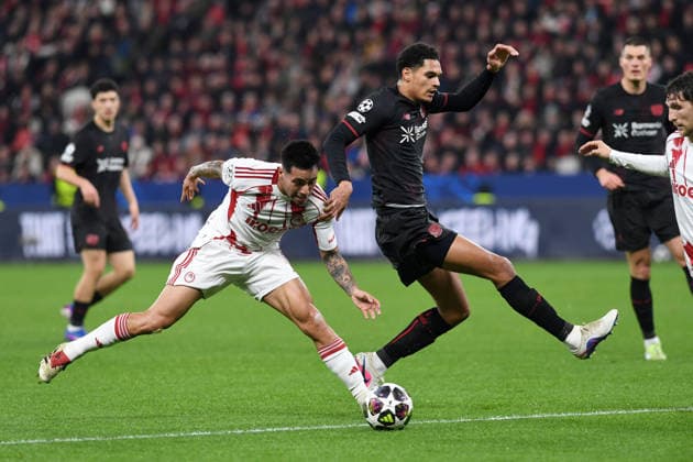 Francisco Ortega (Olympiakos FC) und Jarell Quansah (Bayer 04 Leverkusen) im Zweikampf waehrend des Spiels der UEFA Champions League 2025 26, Play-offs, Rückspiel zwischen Bayer 04 Leverkusen und Olympiakos Piräus, BayArena am 24. February 2026 in Leverkusen, Deutschland. (Foto von Ralf Treese DeFodi Images) +++ Francisco Ortega (Olympiakos FC) und Jarell Quansah (Bayer 04 Leverkusen) battle for the ball during the UEFA Champions League 2025 26 League Knockout Play-off Second Leg match between Bayer 04 Leverkusen and Olympiacos FC at BayArena on February 24, 2026 in Leverkusen, Germany. (Photo by Ralf Treese DeFodi Images) -