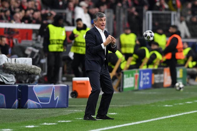 Trainer Jose Luis Mendilibar (Olympiakos FC) gestikuliert, gestik waehrend des Spiels der UEFA Champions League 2025 26, Play-offs, Rückspiel zwischen Bayer 04 Leverkusen und Olympiakos Piräus, BayArena am 24. February 2026 in Leverkusen, Deutschland. (Foto von Ralf Treese DeFodi Images) +++ Trainer Jose Luis Mendilibar (Olympiakos FC) gestures during the UEFA Champions League 2025 26 League Knockout Play-off Second Leg match between Bayer 04 Leverkusen and Olympiacos FC at BayArena on February 24, 2026 in Leverkusen, Germany. (Photo by Ralf Treese DeFodi Images) -