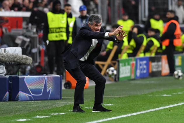 Trainer Jose Luis Mendilibar (Olympiakos FC) gestikuliert, gestik waehrend des Spiels der UEFA Champions League 2025 26, Play-offs, Rückspiel zwischen Bayer 04 Leverkusen und Olympiakos Piräus, BayArena am 24. February 2026 in Leverkusen, Deutschland. (Foto von Ralf Treese DeFodi Images) +++ Trainer Jose Luis Mendilibar (Olympiakos FC) gestures during the UEFA Champions League 2025 26 League Knockout Play-off Second Leg match between Bayer 04 Leverkusen and Olympiacos FC at BayArena on February 24, 2026 in Leverkusen, Germany. (Photo by Ralf Treese DeFodi Images) -