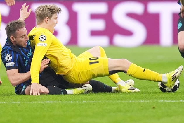 Inter Milan s Davide Frattesi fight for the ball Glimt™s Jens Petter Hauge during the Uefa Champions League soccer match between Inter and Bodo Glimt at the San Siro Stadium in Milan , north Italy - Tuesday , February 24 , 2026. - Soccer .  Copyright: xSpada LaPressex