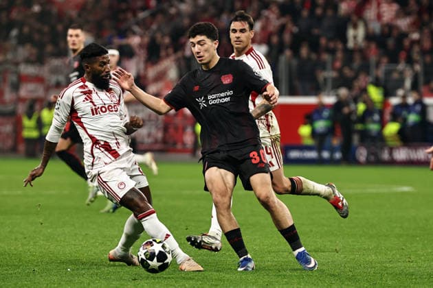 GER, Champions League, Bayer Leverkusen vs Olympiakos Piräus 24.02.2026, BayArena, Leverkusen, GER, Champions League, Bayer Leverkusen vs Olympiakos Piräus im Bild Rodinei (Olympiakos Piräus, 23, weiß) attackiert Ibrahim Maza (Bayer 04 Leverkusen, 30, schwarz), um an den Ball zu kommen