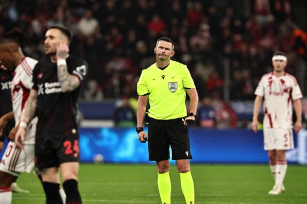 GER, Champions League, Bayer Leverkusen vs Olympiakos Piräus 24.02.2026, BayArena, Leverkusen, GER, Champions League, Bayer Leverkusen vs Olympiakos Piräus im Bild Schiedsrichter Michael Oliver (England) wiegelt Reklamationen der Spieler von Olympiakos Piräus ab