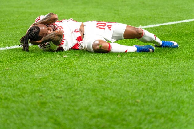 UEFA Champions League 2025 2026 Bayer 04 Leverkusen vs. Olympiakos Piräus, Play-Offs Rückrunde, Dienstag, 23.02.2026 BayArena (Nordrhein-Westfalen, Deutschland) Gelson Martins (Olympiakos Piräus, 10) Verletzung am Boden Copyright: xCelinaxLeiersx
