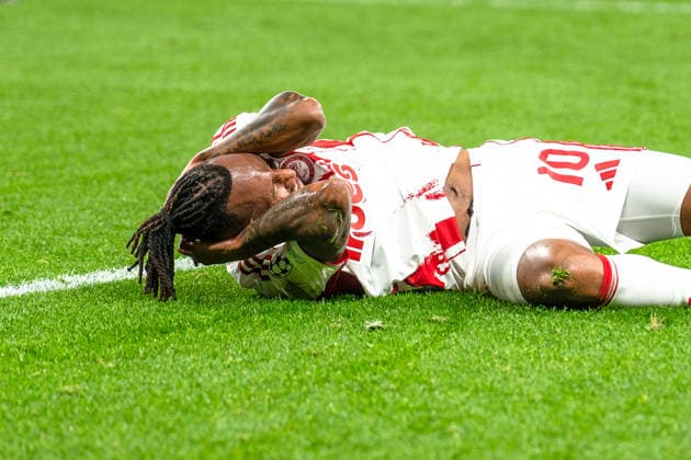 UEFA Champions League 2025 2026 Bayer 04 Leverkusen vs. Olympiakos Piräus, Play-Offs Rückrunde, Dienstag, 23.02.2026 BayArena (Nordrhein-Westfalen, Deutschland) Gelson Martins (Olympiakos Piräus, 10) Verletzung am Boden Copyright: xCelinaxLeiersx