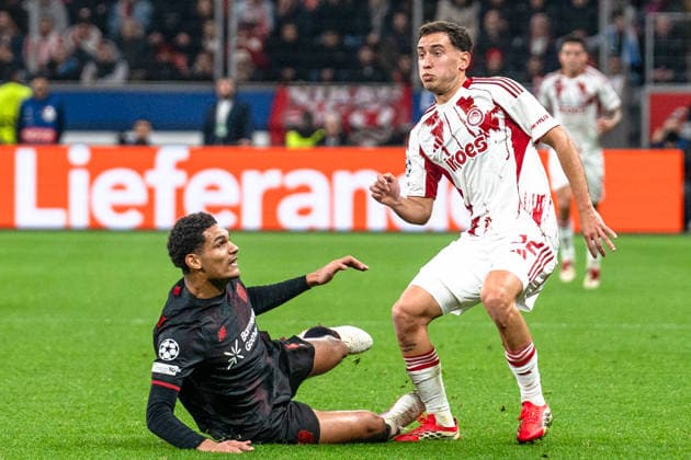 UEFA Champions League 2025 2026 Bayer 04 Leverkusen vs. Olympiakos Piräus, Play-Offs Rückrunde, Dienstag, 23.02.2026 BayArena (Nordrhein-Westfalen, Deutschland) Jarell Quansah ( 4) Santiago Hezze (Olympiakos Piräus, 32) Copyright: xCelinaxLeiersx