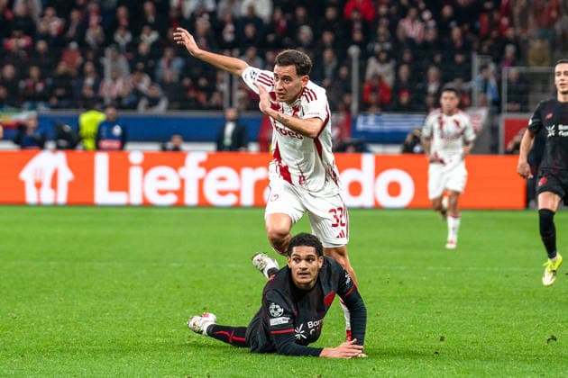 UEFA Champions League 2025 2026 Bayer 04 Leverkusen vs. Olympiakos Piräus, Play-Offs Rückrunde, Dienstag, 23.02.2026 BayArena (Nordrhein-Westfalen, Deutschland) Jarell Quansah ( 4) Santiago Hezze (Olympiakos Piräus, 32) Copyright: xCelinaxLeiersx