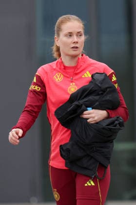 24.02.2026, xgrfx, Fussball DFB-Medientermine, Deutsche Frauennationalmannschaft - Training v.l. Sjoeke Nüsken (Deutsche Frauennationalmannschaft) (DFL DFB REGULATIONS PROHIBIT ANY USE OF PHOTOGRAPHS as IMAGE SEQUENCES and or QUASI-VIDEO) Frankfurt am Main