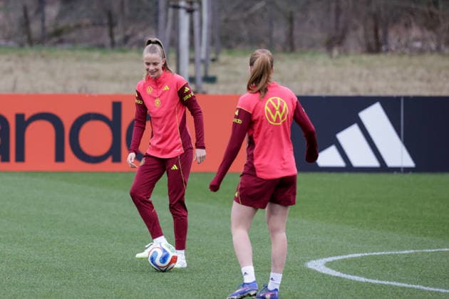 24.02.2026, xgrfx, Fussball DFB-Medientermine, Deutsche Frauennationalmannschaft - Training v.l. Vivien Endemann, Sjoeke Nüsken (Deutsche Frauennationalmannschaft) (DFL DFB REGULATIONS PROHIBIT ANY USE OF PHOTOGRAPHS as IMAGE SEQUENCES and or QUASI-VIDEO) Frankfurt am Main