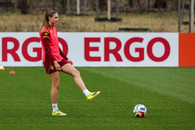 24.02.2026, xgrfx, Fussball DFB-Medientermine, Deutsche Frauennationalmannschaft - Training v.l. Jule Brand (Deutsche Frauennationalmannschaft) (DFL DFB REGULATIONS PROHIBIT ANY USE OF PHOTOGRAPHS as IMAGE SEQUENCES and or QUASI-VIDEO) Frankfurt am Main