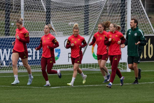 24.02.2026, xgrfx, Fussball DFB-Medientermine, Deutsche Frauennationalmannschaft - Training v.l. Rebecca Knaak, Giulia Gwinn, Linda Dallmann, Sjoeke Nüsken, Franziska Kett (Deutsche Frauennationalmannschaft) (DFL DFB REGULATIONS PROHIBIT ANY USE OF PHOTOGRAPHS as IMAGE SEQUENCES and or QUASI-VIDEO) Frankfurt am Main