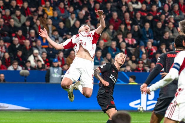 UEFA Champions League 2025 2026 Bayer 04 Leverkusen vs. Olympiakos Piräus, Play-Offs Rückrunde, Dienstag, 23.02.2026 BayArena (Nordrhein-Westfalen, Deutschland) Alejandro Grimaldo ( 20) Lorenzo Pirola (Olympiakos Piräus, 5) Copyright: xCelinaxLeiersx