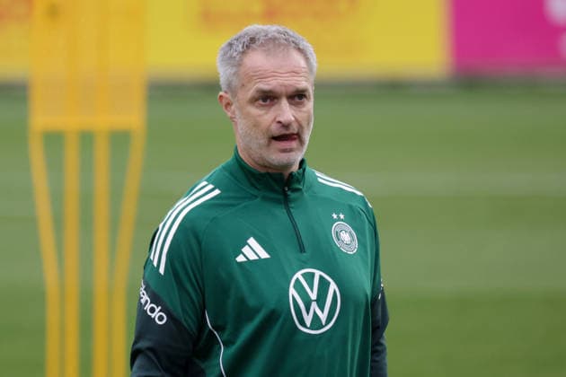 24.02.2026, xgrfx, Fussball DFB-Medientermine, Deutsche Frauennationalmannschaft - Training v.l. Christian Wück (Deutsche Frauennationalmannschaft) (DFL DFB REGULATIONS PROHIBIT ANY USE OF PHOTOGRAPHS as IMAGE SEQUENCES and or QUASI-VIDEO) Frankfurt am Main