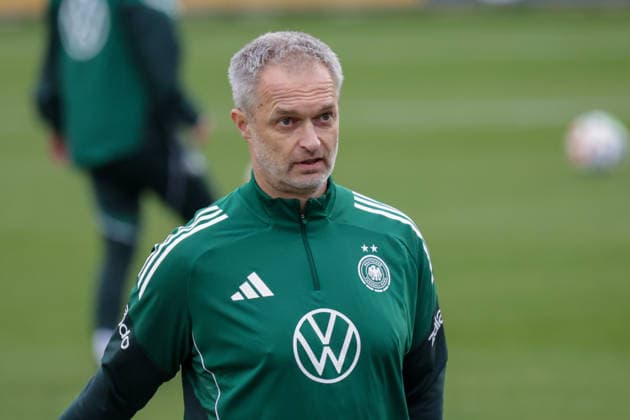 24.02.2026, xgrfx, Fussball DFB-Medientermine, Deutsche Frauennationalmannschaft - Training v.l. Christian Wück (Deutsche Frauennationalmannschaft) (DFL DFB REGULATIONS PROHIBIT ANY USE OF PHOTOGRAPHS as IMAGE SEQUENCES and or QUASI-VIDEO) Frankfurt am Main