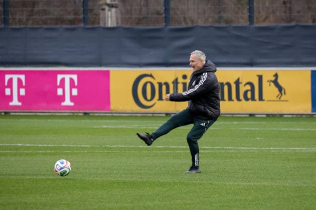 24.02.2026, xgrfx, Fussball DFB-Medientermine, Deutsche Frauennationalmannschaft - Training v.l. Christian Wück (Deutsche Frauennationalmannschaft) (DFL DFB REGULATIONS PROHIBIT ANY USE OF PHOTOGRAPHS as IMAGE SEQUENCES and or QUASI-VIDEO) Frankfurt am Main