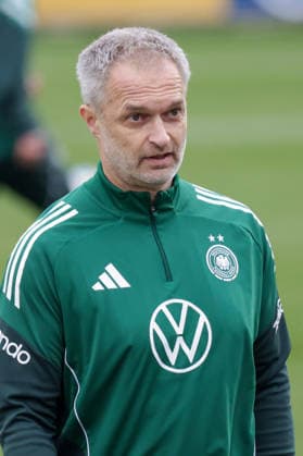24.02.2026, xgrfx, Fussball DFB-Medientermine, Deutsche Frauennationalmannschaft - Training v.l. Christian Wück (Deutsche Frauennationalmannschaft) (DFL DFB REGULATIONS PROHIBIT ANY USE OF PHOTOGRAPHS as IMAGE SEQUENCES and or QUASI-VIDEO) Frankfurt am Main