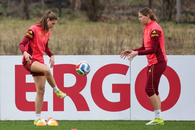 24.02.2026, xgrfx, Fussball DFB-Medientermine, Deutsche Frauennationalmannschaft - Training v.l. Jule Brand, Larissa Mühlhaus (Deutsche Frauennationalmannschaft) (DFL DFB REGULATIONS PROHIBIT ANY USE OF PHOTOGRAPHS as IMAGE SEQUENCES and or QUASI-VIDEO) Frankfurt am Main