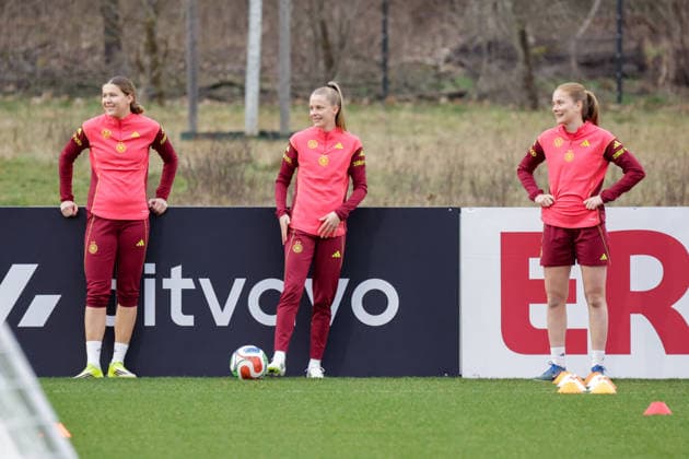 24.02.2026, xgrfx, Fussball DFB-Medientermine, Deutsche Frauennationalmannschaft - Training v.l. Larissa Mühlhaus, Vivien Endemann, Sjoeke Nüsken (Deutsche Frauennationalmannschaft) (DFL DFB REGULATIONS PROHIBIT ANY USE OF PHOTOGRAPHS as IMAGE SEQUENCES and or QUASI-VIDEO) Frankfurt am Main