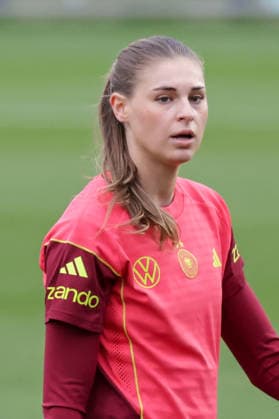 24.02.2026, xgrfx, Fussball DFB-Medientermine, Deutsche Frauennationalmannschaft - Training v.l. Jule Brand (Deutsche Frauennationalmannschaft) (DFL DFB REGULATIONS PROHIBIT ANY USE OF PHOTOGRAPHS as IMAGE SEQUENCES and or QUASI-VIDEO) Frankfurt am Main