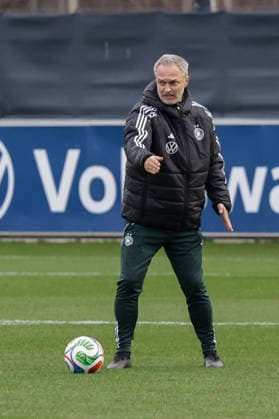 24.02.2026, xgrfx, Fussball DFB-Medientermine, Deutsche Frauennationalmannschaft - Training v.l. Christian Wück (Deutsche Frauennationalmannschaft) (DFL DFB REGULATIONS PROHIBIT ANY USE OF PHOTOGRAPHS as IMAGE SEQUENCES and or QUASI-VIDEO) Frankfurt am Main
