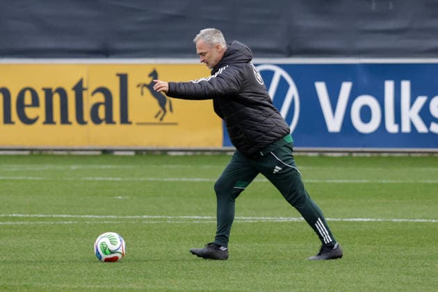24.02.2026, xgrfx, Fussball DFB-Medientermine, Deutsche Frauennationalmannschaft - Training v.l. Christian Wück (Deutsche Frauennationalmannschaft) (DFL DFB REGULATIONS PROHIBIT ANY USE OF PHOTOGRAPHS as IMAGE SEQUENCES and or QUASI-VIDEO) Frankfurt am Main