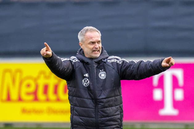24.02.2026, xgrfx, Fussball DFB-Medientermine, Deutsche Frauennationalmannschaft - Training v.l. Christian Wück (Deutsche Frauennationalmannschaft) (DFL DFB REGULATIONS PROHIBIT ANY USE OF PHOTOGRAPHS as IMAGE SEQUENCES and or QUASI-VIDEO) Frankfurt am Main
