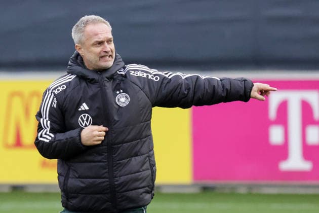 24.02.2026, xgrfx, Fussball DFB-Medientermine, Deutsche Frauennationalmannschaft - Training v.l. Christian Wück (Deutsche Frauennationalmannschaft) (DFL DFB REGULATIONS PROHIBIT ANY USE OF PHOTOGRAPHS as IMAGE SEQUENCES and or QUASI-VIDEO) Frankfurt am Main