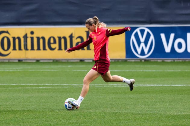 24.02.2026, xgrfx, Fussball DFB-Medientermine, Deutsche Frauennationalmannschaft - Training v.l. Klara Bühl (Deutsche Frauennationalmannschaft) (DFL DFB REGULATIONS PROHIBIT ANY USE OF PHOTOGRAPHS as IMAGE SEQUENCES and or QUASI-VIDEO) Frankfurt am Main