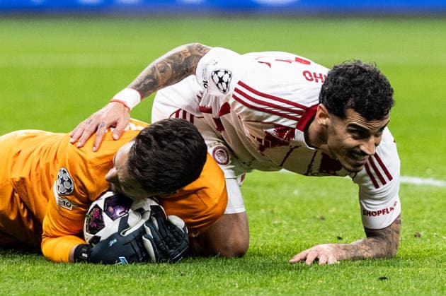 UEFA Champions League: Bayer 04 Leverkusen - Olympiacos FC; 24.02.2026 Chiquinho (Olympiacos FC, 22), Janis Blaswich (Bayer 04 Leverkusen, 28) UEFA Champions League: Bayer 04 Leverkusen - Olympiacos FC; BayArena, Leverkusen; 24.02.2026 Copyright: xBEAUTIFULxSPORTS Buriakovx