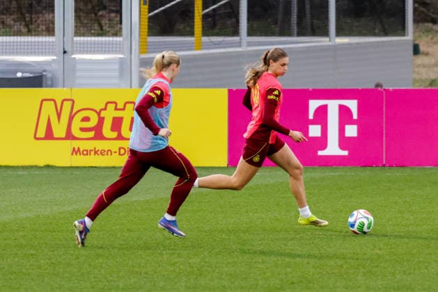 24.02.2026, xgrfx, Fussball DFB-Medientermine, Deutsche Frauennationalmannschaft - Training v.l. Franziska Kett, Jule Brand (Deutsche Frauennationalmannschaft) (DFL DFB REGULATIONS PROHIBIT ANY USE OF PHOTOGRAPHS as IMAGE SEQUENCES and or QUASI-VIDEO) Frankfurt am Main