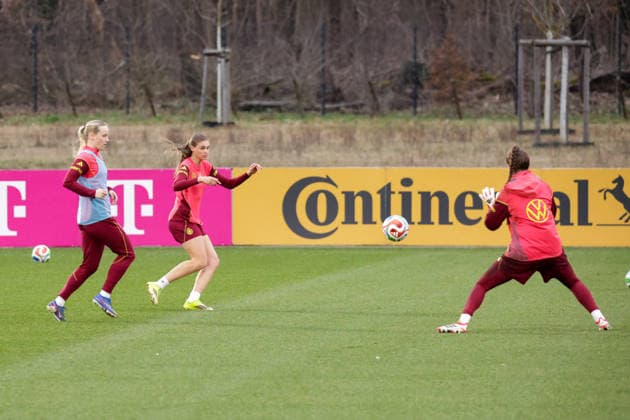 24.02.2026, xgrfx, Fussball DFB-Medientermine, Deutsche Frauennationalmannschaft - Training v.l. Franziska Kett, Jule Brand, Ena Mahmutovic (Deutsche Frauennationalmannschaft) (DFL DFB REGULATIONS PROHIBIT ANY USE OF PHOTOGRAPHS as IMAGE SEQUENCES and or QUASI-VIDEO) Frankfurt am Main