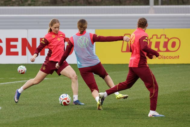 24.02.2026, xgrfx, Fussball DFB-Medientermine, Deutsche Frauennationalmannschaft - Training v.l. Sjoeke Nüsken, Larissa Mühlhaus (Deutsche Frauennationalmannschaft) (DFL DFB REGULATIONS PROHIBIT ANY USE OF PHOTOGRAPHS as IMAGE SEQUENCES and or QUASI-VIDEO) Frankfurt am Main