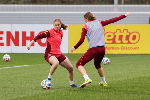24.02.2026, xgrfx, Fussball DFB-Medientermine, Deutsche Frauennationalmannschaft - Training v.l. Sjoeke Nüsken, Larissa Mühlhaus (Deutsche Frauennationalmannschaft) (DFL DFB REGULATIONS PROHIBIT ANY USE OF PHOTOGRAPHS as IMAGE SEQUENCES and or QUASI-VIDEO) Frankfurt am Main