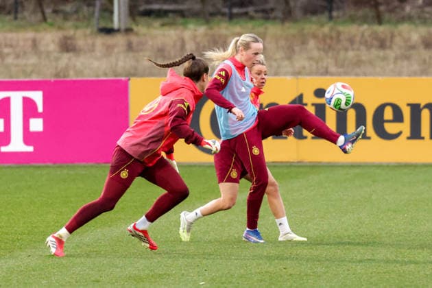 24.02.2026, xgrfx, Fussball DFB-Medientermine, Deutsche Frauennationalmannschaft - Training v.l. Ena Mahmutovic, Franziska Kett, Linda Dallmann (Deutsche Frauennationalmannschaft) (DFL DFB REGULATIONS PROHIBIT ANY USE OF PHOTOGRAPHS as IMAGE SEQUENCES and or QUASI-VIDEO) Frankfurt am Main