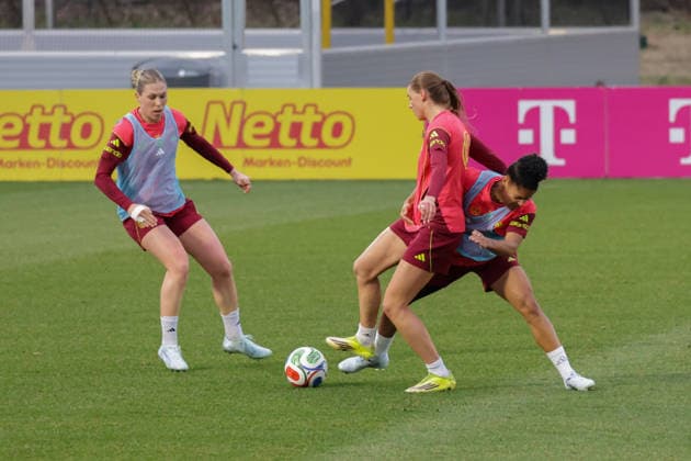 24.02.2026, xgrfx, Fussball DFB-Medientermine, Deutsche Frauennationalmannschaft - Training v.l. Rebecca Knaak, Jule Brand, Shekiera Martinez (Deutsche Frauennationalmannschaft) (DFL DFB REGULATIONS PROHIBIT ANY USE OF PHOTOGRAPHS as IMAGE SEQUENCES and or QUASI-VIDEO) Frankfurt am Main