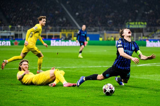 260224 Kasper Hogh of Bodo Glimt and NicolÃ² Barella of Inter during the UEFA Champions League football match between Inter and Bodo Glimt on February 24, 2026 in Milan. Photo: Marius Simensen BILDBYRAN COP 238 MM0057 bbeng football fotball fotboll soccer uefa champions league mesterligaen bodo glimt inter fc internazionale milano Copyright: MARIUSxSIMENSEN BB260224BB388