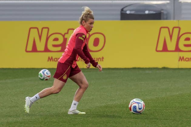 24.02.2026, xgrfx, Fussball DFB-Medientermine, Deutsche Frauennationalmannschaft - Training v.l. Linda Dallmann (Deutsche Frauennationalmannschaft) (DFL DFB REGULATIONS PROHIBIT ANY USE OF PHOTOGRAPHS as IMAGE SEQUENCES and or QUASI-VIDEO) Frankfurt am Main