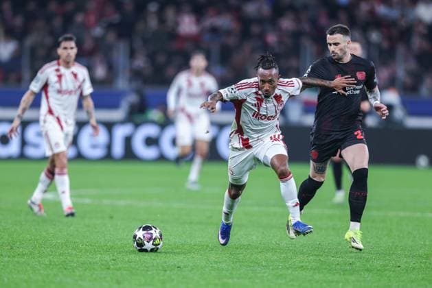 Fußball Champions League Play-off Rückspiel Bayer 04 Leverkusen - Olympiakos Piräus am 24.02.2026 in der BayArena in Leverkusen Gelson Martins ( Piräus ), links - Aleix Garcia ( Leverkusen ), rechts